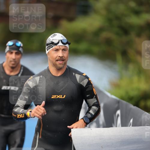 25.08.2024 - Elbe Triathlon Hamburg H.Heesch http://msf.ph/oto/6837651 25.08.2024 08:38:58 Schwimmen 66, 101, 111 meine-sportfotos.de
