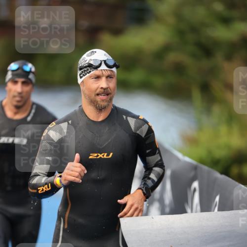 25.08.2024 - Elbe Triathlon Hamburg H.Heesch http://msf.ph/oto/6837654 25.08.2024 08:38:58 Schwimmen 66, 101, 111 meine-sportfotos.de