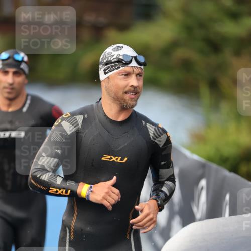 25.08.2024 - Elbe Triathlon Hamburg H.Heesch http://msf.ph/oto/6837672 25.08.2024 08:38:58 Schwimmen 66, 101, 111 meine-sportfotos.de