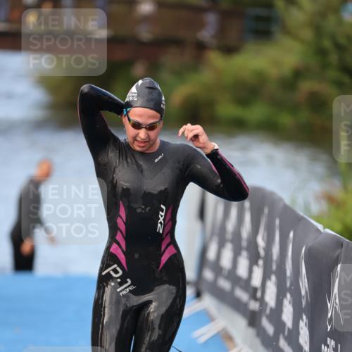 25.08.2024 - Elbe Triathlon Hamburg H.Heesch http://msf.ph/oto/6837727 25.08.2024 08:39:05 Schwimmen 66, 101, 111 meine-sportfotos.de