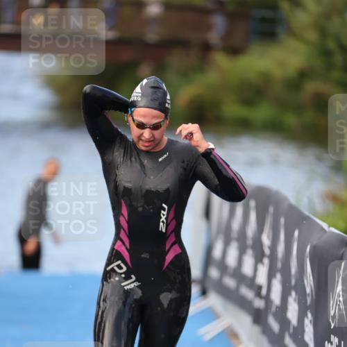 25.08.2024 - Elbe Triathlon Hamburg H.Heesch http://msf.ph/oto/6837738 25.08.2024 08:39:05 Schwimmen 66, 101, 111 meine-sportfotos.de