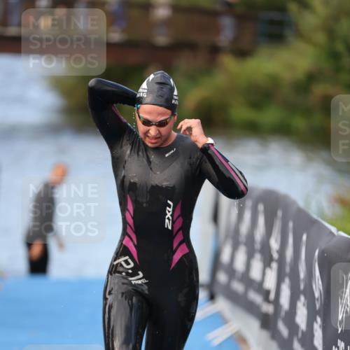 25.08.2024 - Elbe Triathlon Hamburg H.Heesch http://msf.ph/oto/6837742 25.08.2024 08:39:05 Schwimmen 66, 101, 111 meine-sportfotos.de