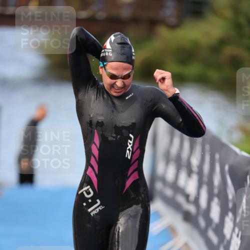 25.08.2024 - Elbe Triathlon Hamburg H.Heesch http://msf.ph/oto/6837754 25.08.2024 08:39:06 Schwimmen 66, 101, 111 meine-sportfotos.de