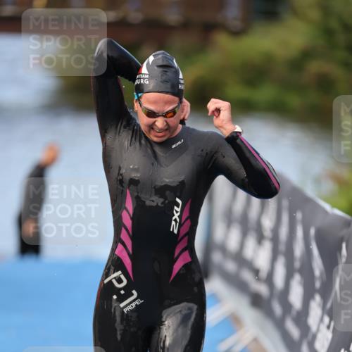 25.08.2024 - Elbe Triathlon Hamburg H.Heesch http://msf.ph/oto/6837760 25.08.2024 08:39:06 Schwimmen 66, 101, 111 meine-sportfotos.de