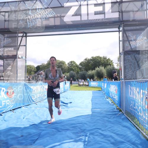 25.08.2024 - Elbe Triathlon Hamburg H.Heesch http://msf.ph/oto/6837785 25.08.2024 10:22:24 Ziel 37, 105 meine-sportfotos.de