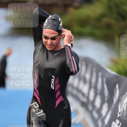 25.08.2024 - Elbe Triathlon Hamburg H.Heesch http://msf.ph/oto/6837787 25.08.2024 08:39:06 Schwimmen 66, 101, 111 meine-sportfotos.de
