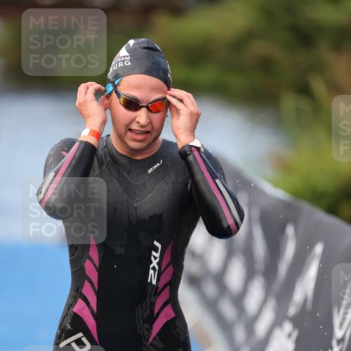 25.08.2024 - Elbe Triathlon Hamburg H.Heesch http://msf.ph/oto/6837808 25.08.2024 08:39:06 Schwimmen 66, 101, 111 meine-sportfotos.de