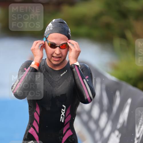 25.08.2024 - Elbe Triathlon Hamburg H.Heesch http://msf.ph/oto/6837812 25.08.2024 08:39:07 Schwimmen 66, 101, 111 meine-sportfotos.de