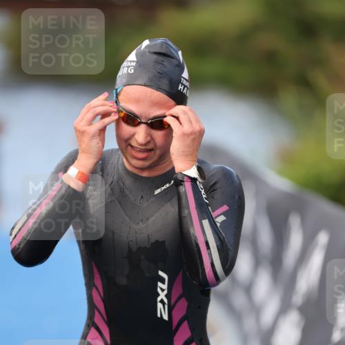 25.08.2024 - Elbe Triathlon Hamburg H.Heesch http://msf.ph/oto/6837830 25.08.2024 08:39:07 Schwimmen 66, 101, 111 meine-sportfotos.de