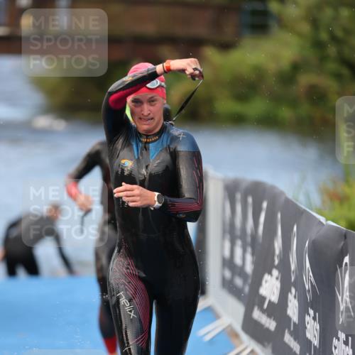 25.08.2024 - Elbe Triathlon Hamburg H.Heesch http://msf.ph/oto/6837834 25.08.2024 08:40:34 Schwimmen 62, 73, 107 meine-sportfotos.de