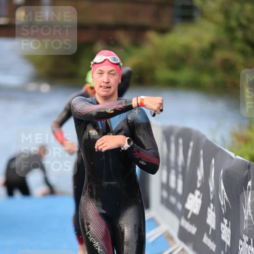 25.08.2024 - Elbe Triathlon Hamburg H.Heesch http://msf.ph/oto/6837851 25.08.2024 08:40:35 Schwimmen 62, 73, 107 meine-sportfotos.de