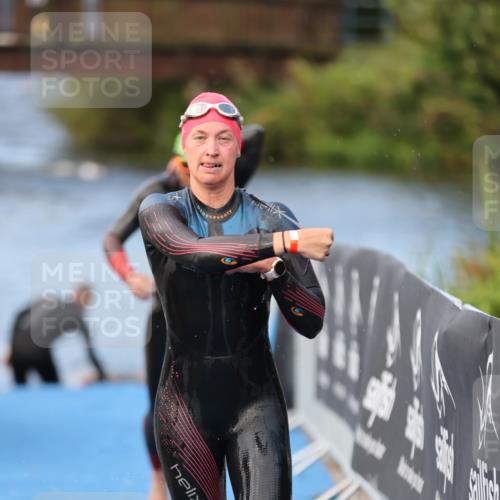 25.08.2024 - Elbe Triathlon Hamburg H.Heesch http://msf.ph/oto/6837856 25.08.2024 08:40:35 Schwimmen 62, 73, 107 meine-sportfotos.de
