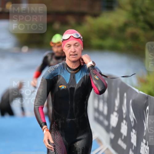 25.08.2024 - Elbe Triathlon Hamburg H.Heesch http://msf.ph/oto/6837860 25.08.2024 08:40:35 Schwimmen 62, 73, 107 meine-sportfotos.de