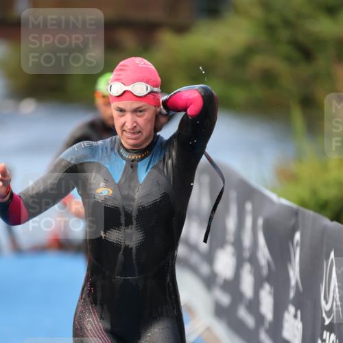 25.08.2024 - Elbe Triathlon Hamburg H.Heesch http://msf.ph/oto/6837888 25.08.2024 08:40:35 Schwimmen 62, 73, 107 meine-sportfotos.de