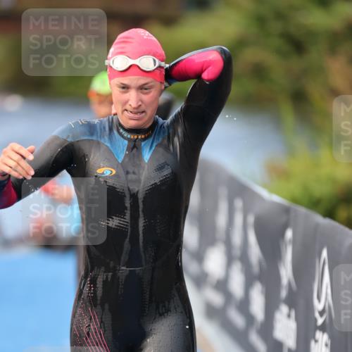 25.08.2024 - Elbe Triathlon Hamburg H.Heesch http://msf.ph/oto/6837909 25.08.2024 08:40:36 Schwimmen 62, 73, 107 meine-sportfotos.de