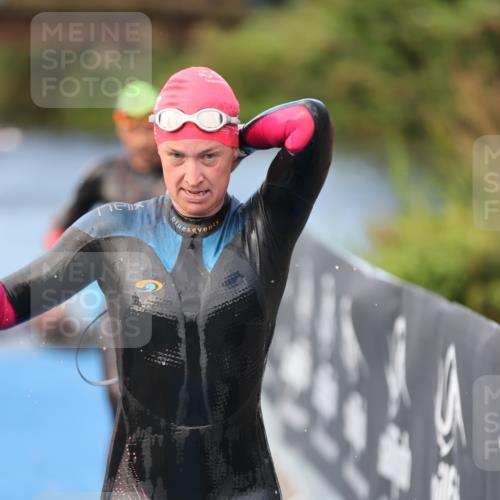 25.08.2024 - Elbe Triathlon Hamburg H.Heesch http://msf.ph/oto/6837917 25.08.2024 08:40:36 Schwimmen 62, 73, 107 meine-sportfotos.de
