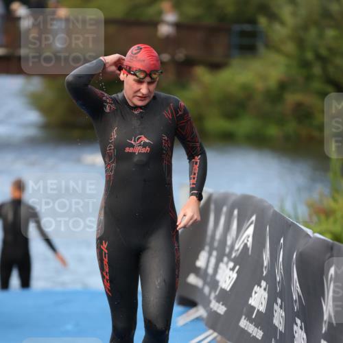 25.08.2024 - Elbe Triathlon Hamburg H.Heesch http://msf.ph/oto/6838008 25.08.2024 08:40:45 Schwimmen 62, 73, 107 meine-sportfotos.de