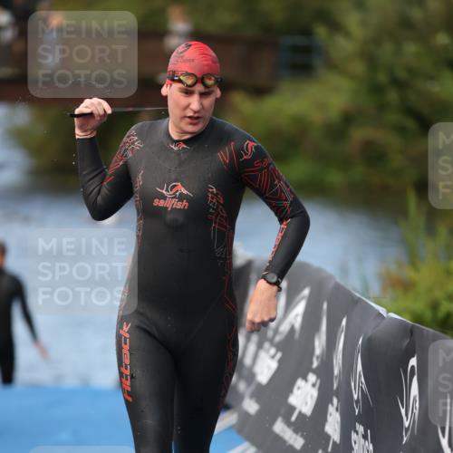 25.08.2024 - Elbe Triathlon Hamburg H.Heesch http://msf.ph/oto/6838012 25.08.2024 08:40:45 Schwimmen 62, 73, 107 meine-sportfotos.de