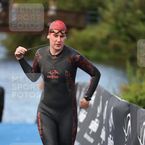 25.08.2024 - Elbe Triathlon Hamburg H.Heesch http://msf.ph/oto/6838044 25.08.2024 08:40:46 Schwimmen 62, 73, 107 meine-sportfotos.de