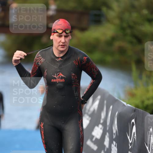 25.08.2024 - Elbe Triathlon Hamburg H.Heesch http://msf.ph/oto/6838056 25.08.2024 08:40:46 Schwimmen 62, 73, 107 meine-sportfotos.de