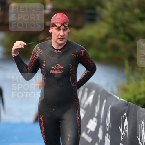25.08.2024 - Elbe Triathlon Hamburg H.Heesch http://msf.ph/oto/6838062 25.08.2024 08:40:46 Schwimmen 62, 73, 107 meine-sportfotos.de