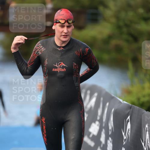 25.08.2024 - Elbe Triathlon Hamburg H.Heesch http://msf.ph/oto/6838070 25.08.2024 08:40:46 Schwimmen 62, 73, 107 meine-sportfotos.de