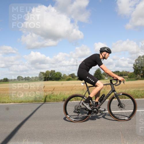 25.08.2024 - Elbe Triathlon Hamburg Fuchs,  Jonas http://msf.ph/oto/6838074 25.08.2024 10:49:29 Radfahren 713, 758, 677 meine-sportfotos.de