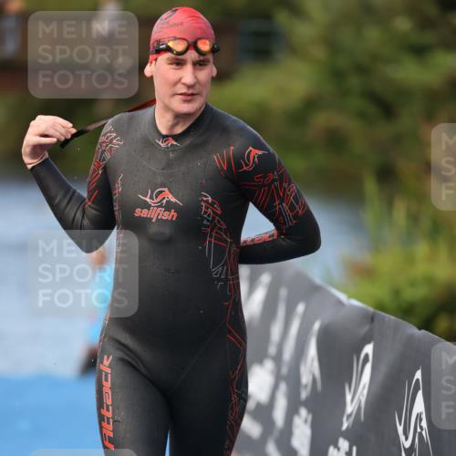25.08.2024 - Elbe Triathlon Hamburg H.Heesch http://msf.ph/oto/6838083 25.08.2024 08:40:46 Schwimmen 62, 73, 107 meine-sportfotos.de
