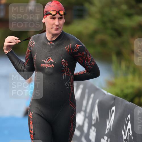 25.08.2024 - Elbe Triathlon Hamburg H.Heesch http://msf.ph/oto/6838088 25.08.2024 08:40:46 Schwimmen 62, 73, 107 meine-sportfotos.de