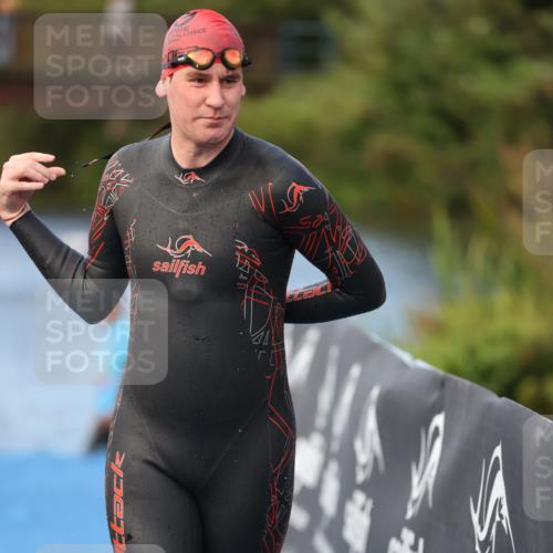 25.08.2024 - Elbe Triathlon Hamburg H.Heesch http://msf.ph/oto/6838093 25.08.2024 08:40:46 Schwimmen 62, 73, 107 meine-sportfotos.de