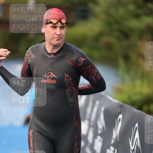 25.08.2024 - Elbe Triathlon Hamburg H.Heesch http://msf.ph/oto/6838097 25.08.2024 08:40:46 Schwimmen 62, 73, 107 meine-sportfotos.de