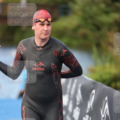 25.08.2024 - Elbe Triathlon Hamburg H.Heesch http://msf.ph/oto/6838102 25.08.2024 08:40:46 Schwimmen 62, 73, 107 meine-sportfotos.de