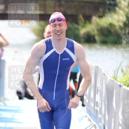 25.08.2024 - Elbe Triathlon Hamburg H.Heesch http://msf.ph/oto/6838105 25.08.2024 14:04:50 Schwimmen 24, 26, 27, 31 meine-sportfotos.de