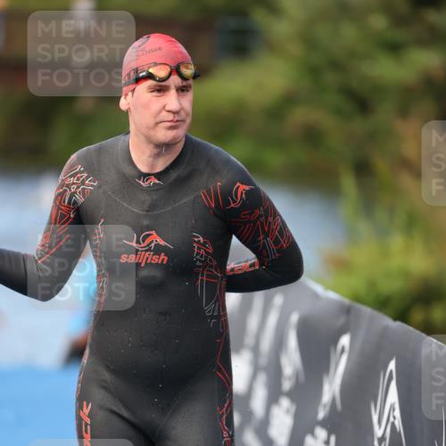 25.08.2024 - Elbe Triathlon Hamburg H.Heesch http://msf.ph/oto/6838110 25.08.2024 08:40:46 Schwimmen 62, 73, 107 meine-sportfotos.de
