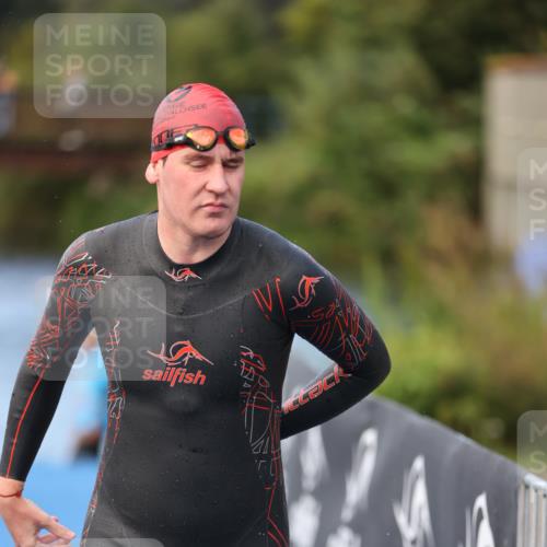 25.08.2024 - Elbe Triathlon Hamburg H.Heesch http://msf.ph/oto/6838118 25.08.2024 08:40:47 Schwimmen 62, 73, 107 meine-sportfotos.de