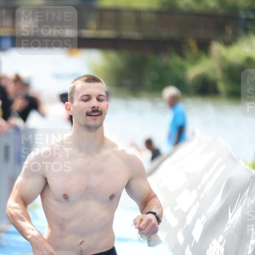25.08.2024 - Elbe Triathlon Hamburg H.Heesch http://msf.ph/oto/6838360 25.08.2024 14:05:00 Schwimmen 1, 2, 14, 26, 27, 31 meine-sportfotos.de