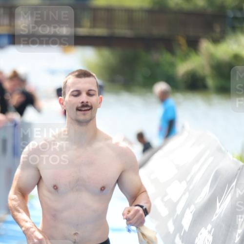 25.08.2024 - Elbe Triathlon Hamburg H.Heesch http://msf.ph/oto/6838363 25.08.2024 14:05:00 Schwimmen 1, 2, 14, 26, 27, 31 meine-sportfotos.de