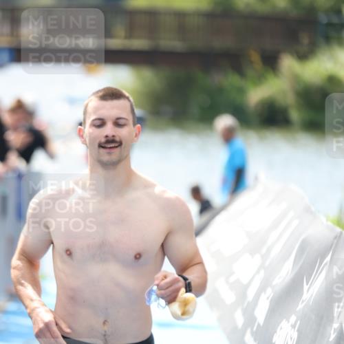 25.08.2024 - Elbe Triathlon Hamburg H.Heesch http://msf.ph/oto/6838368 25.08.2024 14:05:01 Schwimmen 1, 2, 14, 25, 26, 27, 31 meine-sportfotos.de