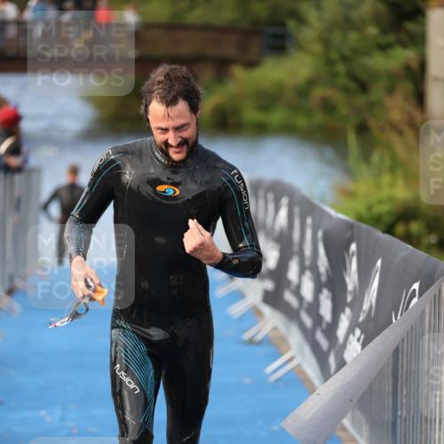 25.08.2024 - Elbe Triathlon Hamburg H.Heesch http://msf.ph/oto/6838386 25.08.2024 08:41:29 Schwimmen 109, 180 meine-sportfotos.de