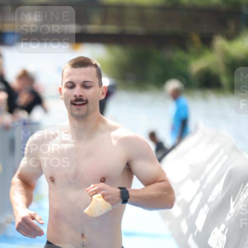 25.08.2024 - Elbe Triathlon Hamburg H.Heesch http://msf.ph/oto/6838390 25.08.2024 14:05:01 Schwimmen 1, 2, 14, 25, 26, 27, 31 meine-sportfotos.de