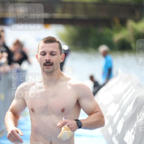 25.08.2024 - Elbe Triathlon Hamburg H.Heesch http://msf.ph/oto/6838394 25.08.2024 14:05:01 Schwimmen 1, 2, 14, 25, 26, 27, 31 meine-sportfotos.de