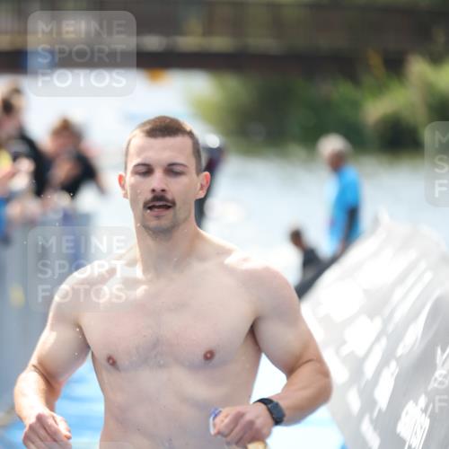 25.08.2024 - Elbe Triathlon Hamburg H.Heesch http://msf.ph/oto/6838402 25.08.2024 14:05:01 Schwimmen 1, 2, 14, 25, 26, 27, 31 meine-sportfotos.de