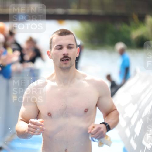 25.08.2024 - Elbe Triathlon Hamburg H.Heesch http://msf.ph/oto/6838410 25.08.2024 14:05:01 Schwimmen 1, 2, 14, 25, 26, 27, 31 meine-sportfotos.de