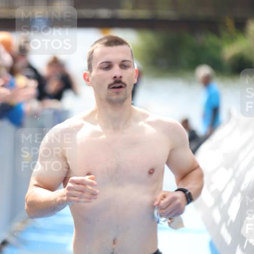 25.08.2024 - Elbe Triathlon Hamburg H.Heesch http://msf.ph/oto/6838415 25.08.2024 14:05:01 Schwimmen 1, 2, 14, 25, 26, 27, 31 meine-sportfotos.de
