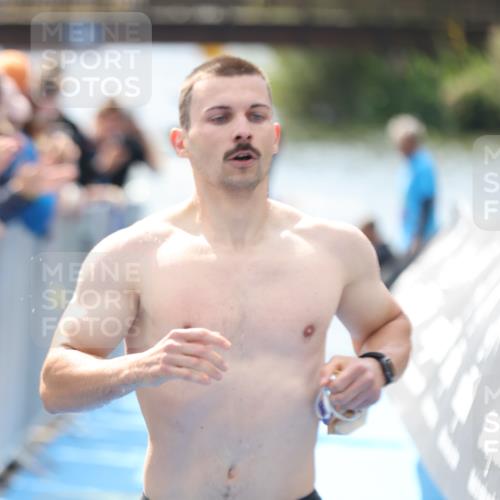 25.08.2024 - Elbe Triathlon Hamburg H.Heesch http://msf.ph/oto/6838419 25.08.2024 14:05:01 Schwimmen 1, 2, 14, 25, 26, 27, 31 meine-sportfotos.de