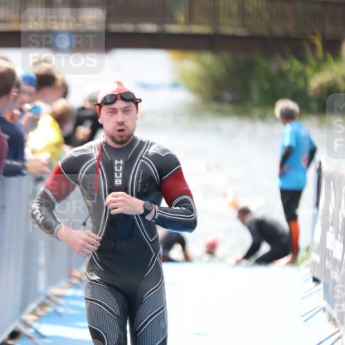 25.08.2024 - Elbe Triathlon Hamburg H.Heesch http://msf.ph/oto/6838434 25.08.2024 14:05:04 Schwimmen 1, 2, 14, 25, 26, 31 meine-sportfotos.de