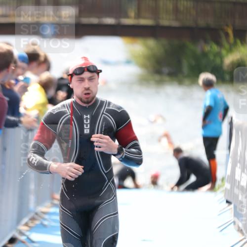 25.08.2024 - Elbe Triathlon Hamburg H.Heesch http://msf.ph/oto/6838444 25.08.2024 14:05:05 Schwimmen 1, 2, 14, 25, 26, 31 meine-sportfotos.de