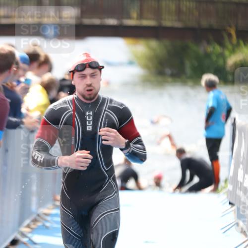 25.08.2024 - Elbe Triathlon Hamburg H.Heesch http://msf.ph/oto/6838450 25.08.2024 14:05:05 Schwimmen 1, 2, 14, 25, 26, 31 meine-sportfotos.de