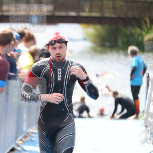 25.08.2024 - Elbe Triathlon Hamburg H.Heesch http://msf.ph/oto/6838458 25.08.2024 14:05:05 Schwimmen 1, 2, 14, 25, 26, 31 meine-sportfotos.de