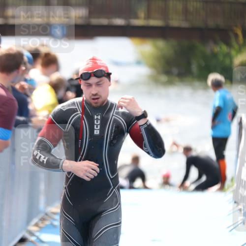 25.08.2024 - Elbe Triathlon Hamburg H.Heesch http://msf.ph/oto/6838464 25.08.2024 14:05:05 Schwimmen 1, 2, 14, 25, 26, 31 meine-sportfotos.de